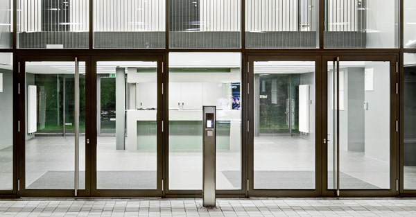 Hliníkové vchodové dvere WICONA WICSTYLE - Administratívna budova so špeciálnym identifikačným systémom