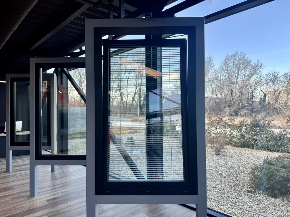 Okno s integrovaným tienením