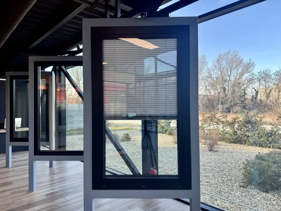 Okno s integrovaným tienením