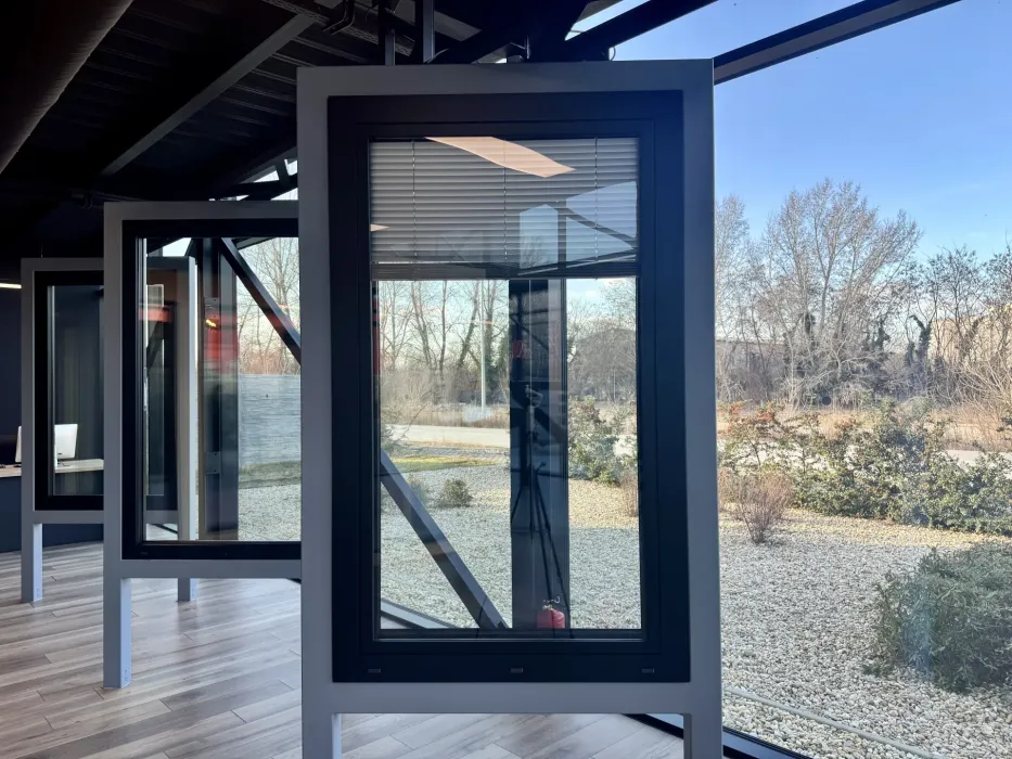 Okno s integrovaným tienením