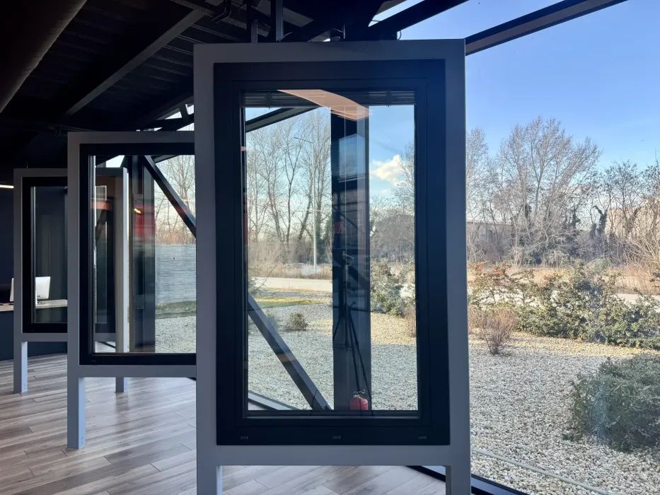 Okno s integrovaným tienením