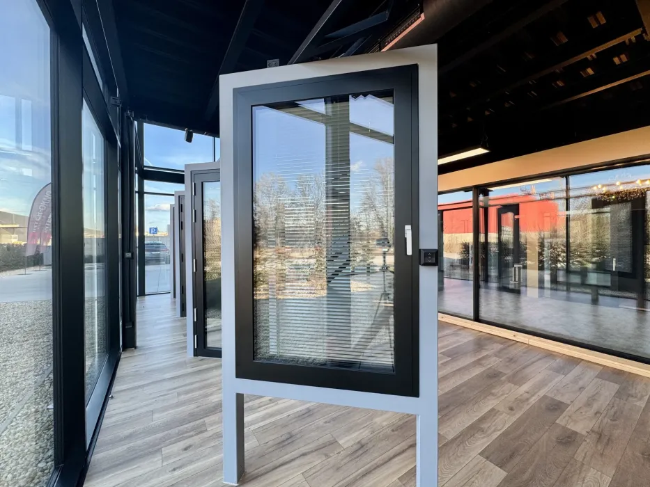 Okno s integrovaným tienením