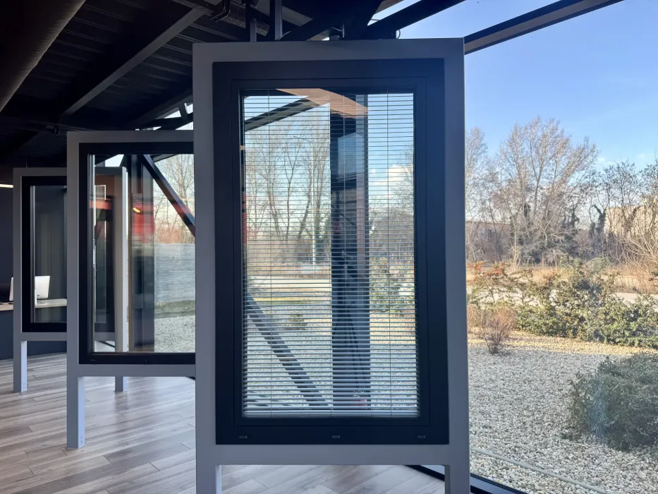 Okno s integrovaným tienením