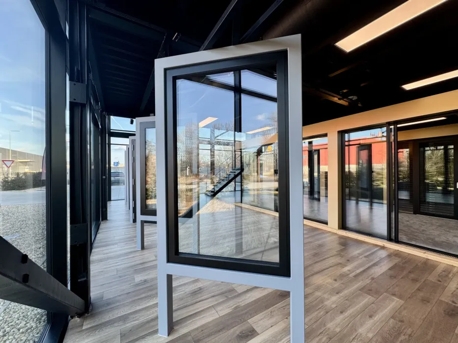 Okno so skrytým krídlom