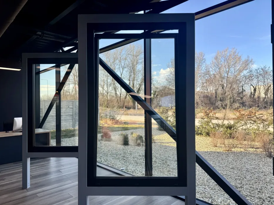 Okno so skrytým krídlom