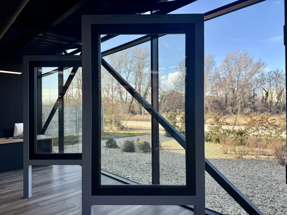 Okno so skrytým krídlom