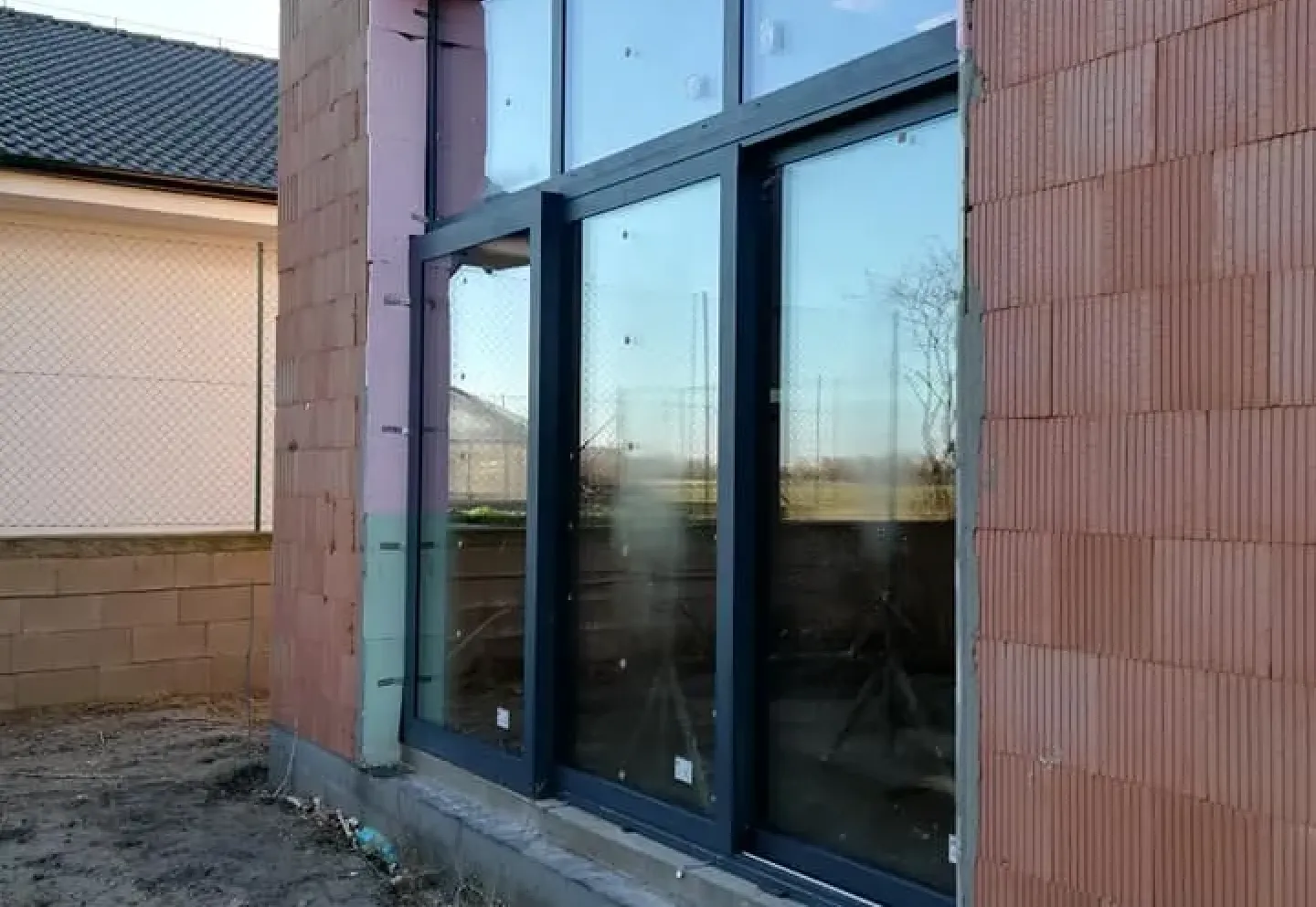 Montáž hliníkových okien a posuvných dverí
