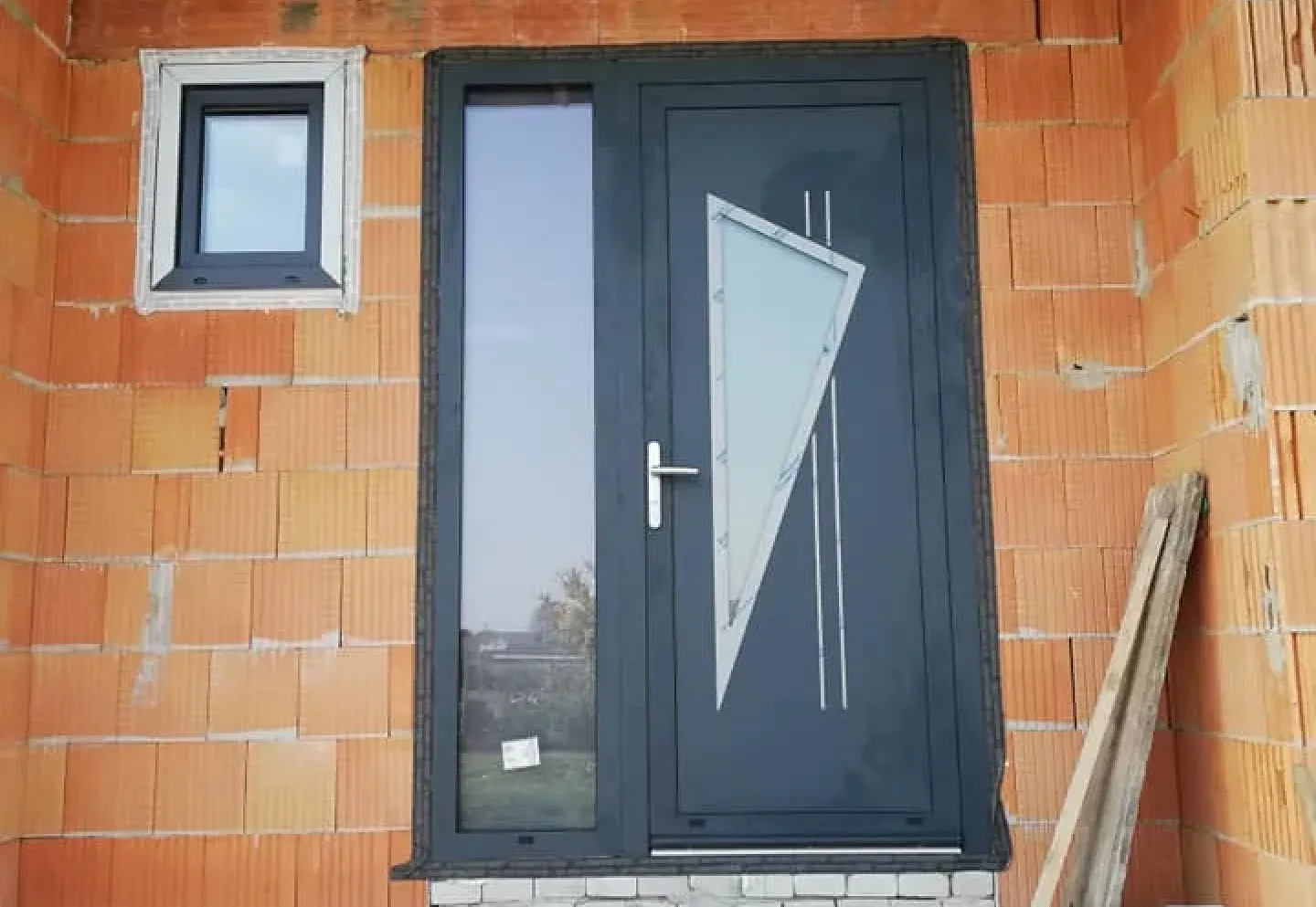 Montáž plastových okien a hliníkových dverí s panelom